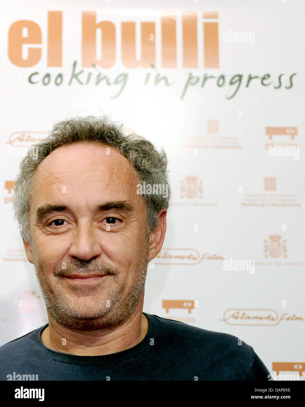 L'Espagnol trois étoiles chef Ferran Adria arrive à la première du film 'El Bulli - Cooking In Progress' à l'Hackesche Höfe à Berlin, Allemagne, 15 août 2011. Le documentaire traite de la vie de travail des cuisiniers et des chefs qui ont travaillé dans le restaurant du même titre, qui était connu pour sa gastronomie moléculaire et fermée le 30 juillet de cette année. Le film va commencer je Banque D'Images
