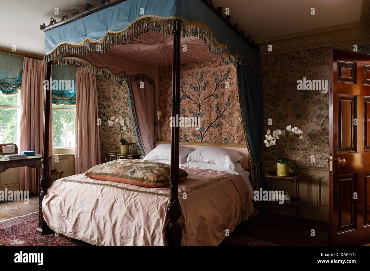 Lit à baldaquin en géorgien Appartement à London, designer intérieur Alvise  Orsini UK Photo Stock - Alamy