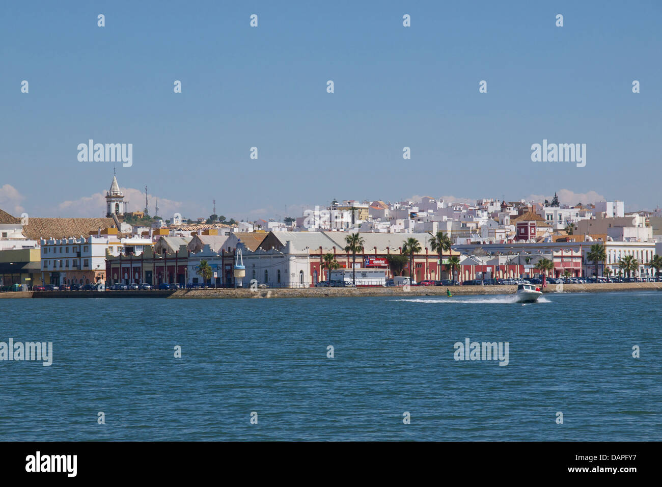 La ville frontière d'Ayamonte vu du Rio Guadiana. Le sud de l'Espagne. Banque D'Images