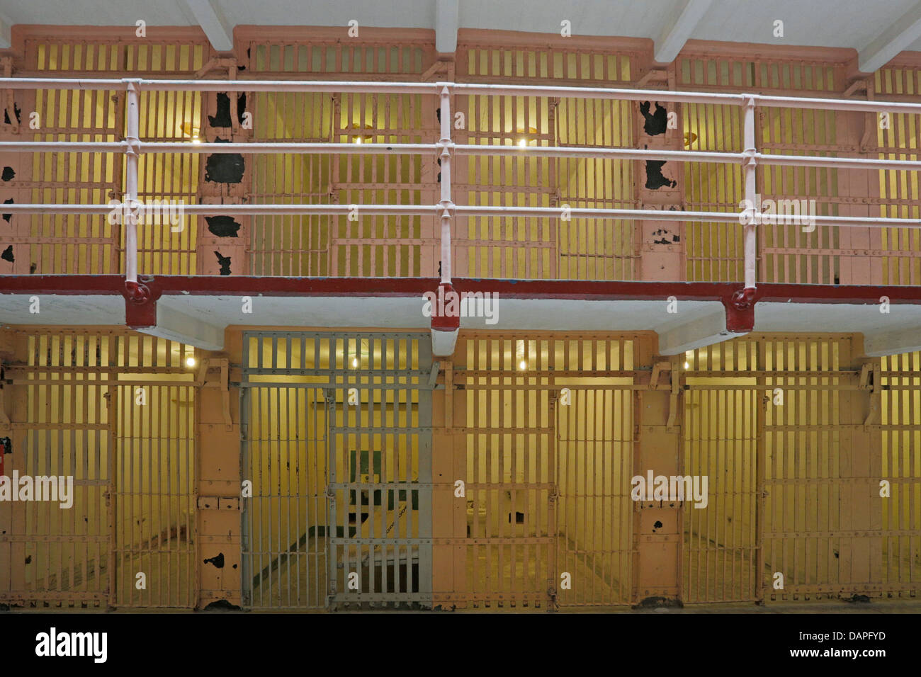 Ligne de cellules de prison dans la prison d'Alcatraz Californie San Francisco Banque D'Images