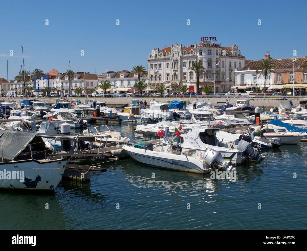 La marina de Vila Real de Santo Antonio, une ville du Portugal sur le Rio Guadiana, qui est la frontière avec l'Espagne Banque D'Images