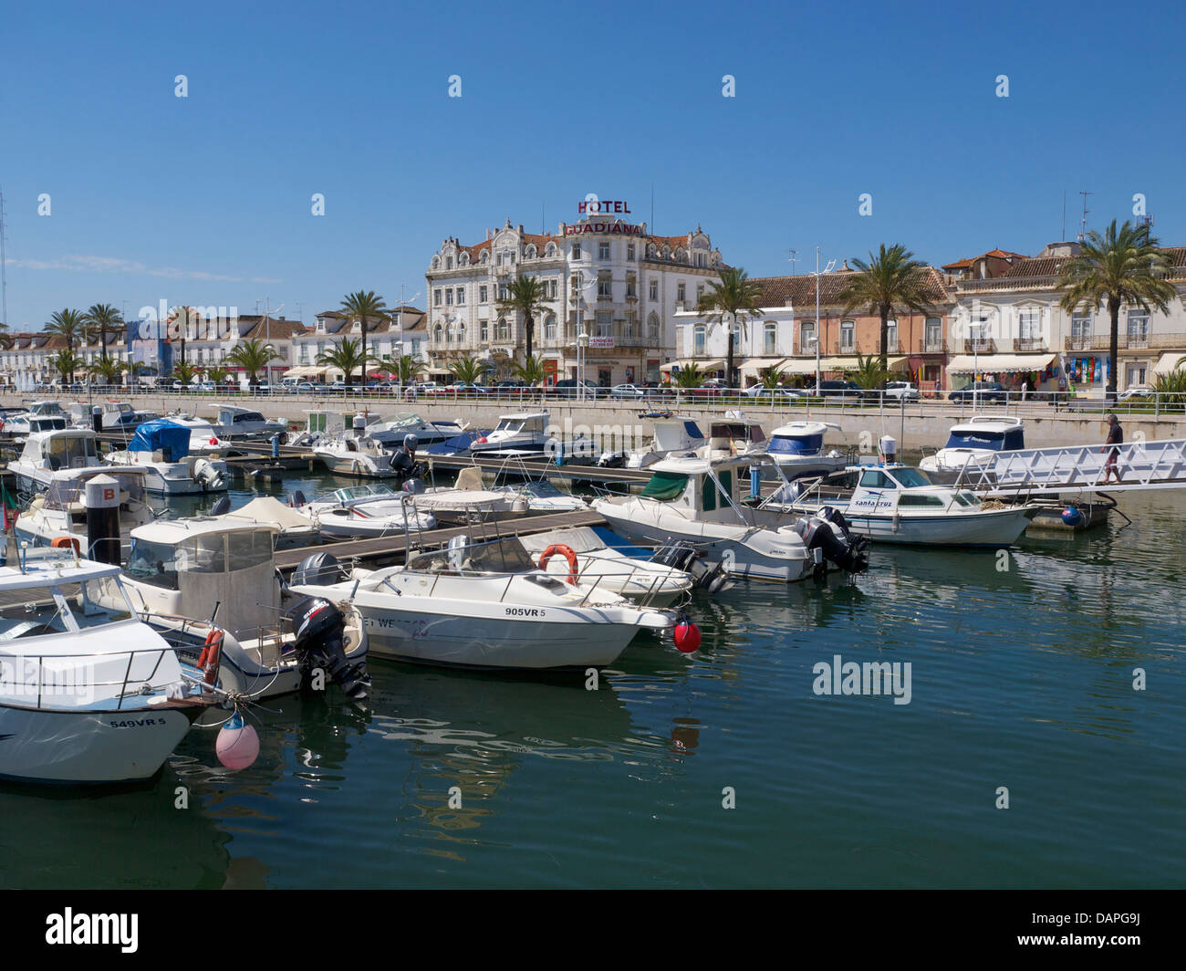 La marina de Vila Real de Santo Antonio, une ville du Portugal sur le Rio Guadiana, qui est la frontière avec l'Espagne Banque D'Images