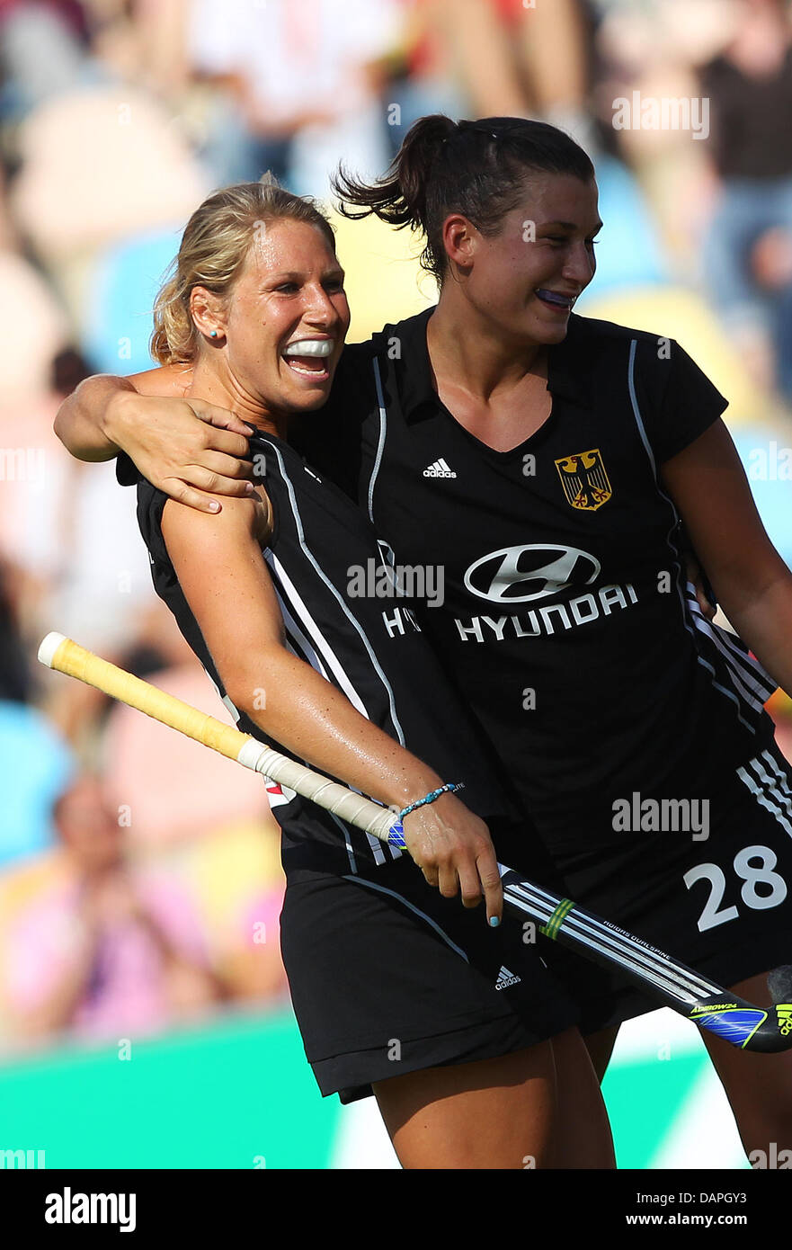 L'Allemagne Julia Mueller (R) cheers avec sa coéquipière Eileen Hoffmann après Mueller's 3-0 but durant le championnat d'Europe féminine de hockey un match du groupe entre l'Allemagne et l'Irlande à l'Hockey-Park à Moenchengladbach, Allemagne, 20 août 2011. Photo : Fabian Stratenschulte Banque D'Images