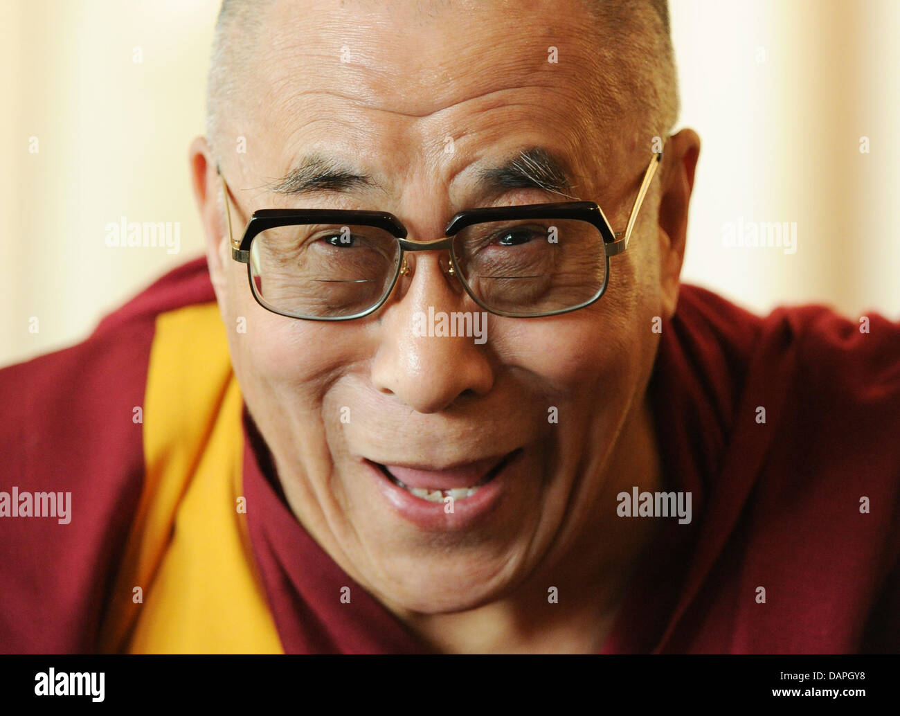 Le chef religieux du peuple tibétain, le dalaï-lama, de sourires pendant une conversation de presse dans le cadre de l'attention internationale Congrès à Hambourg, Allemagne, 21 août 2011. Les visites, lauréat du Prix Nobel de la paix de l'Allemagne pour la cinquième fois sur invitation du Centre tibétain de Hambourg. Photo : Angelika Warmuth Banque D'Images