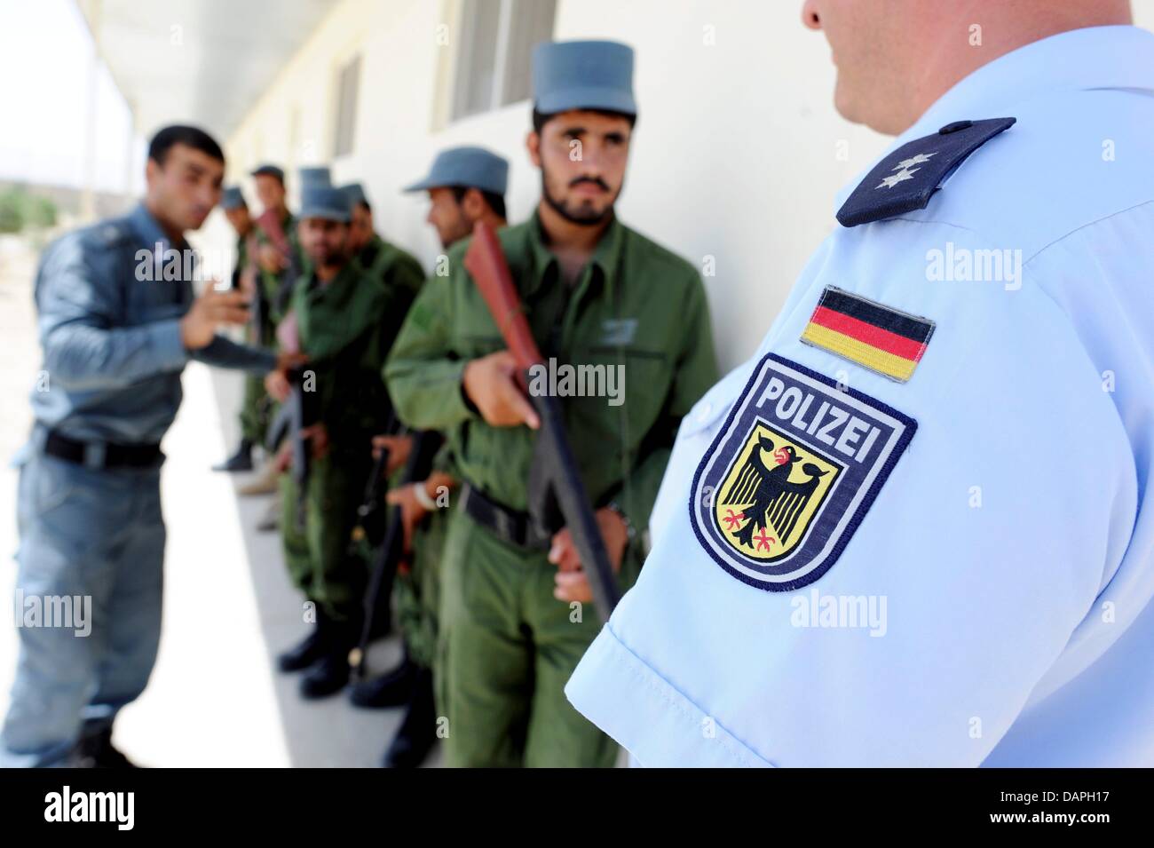 Policiers afghans assister à une formation de la police par des fonctionnaires de la police à Kundus, Afghanistan, le 21 août 2011. Les 18 dirigeants de l'équipe de conseil de la police allemande de l'équipe du projet 'DPPT' ont formé plus de 1000 policiers afghans dans la dernière année. Photo : Maurizio Gambarini Banque D'Images