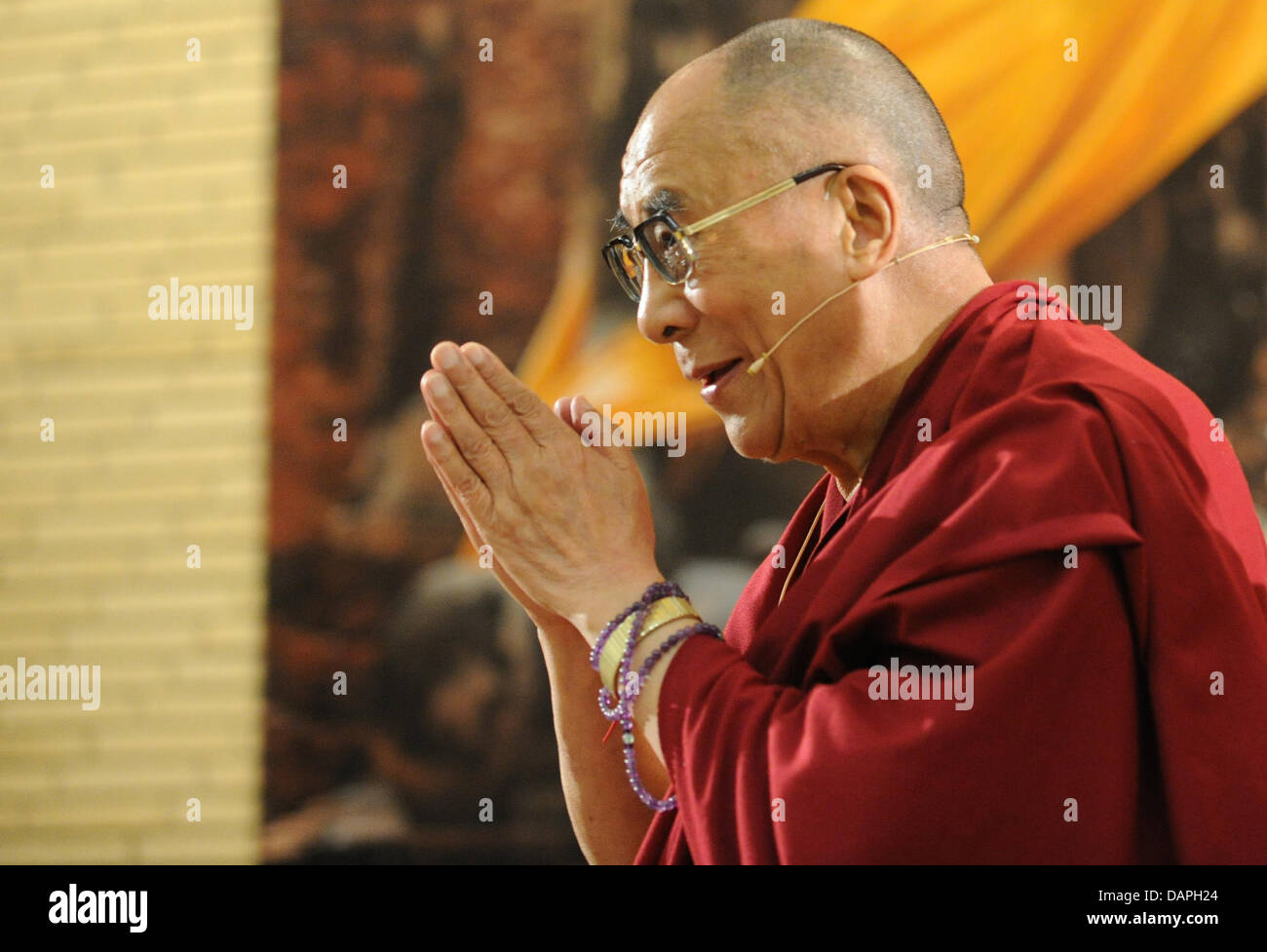 Le chef religieux du peuple tibétain, le Dalaï Lama, prie au Congrès International de la Pleine Conscience à Hambourg, Allemagne, 21 août 2011. Les visites, lauréat du Prix Nobel de la paix de l'Allemagne pour la cinquième fois sur invitation du Centre tibétain de Hambourg. Photo : Angelika Warmuth Banque D'Images