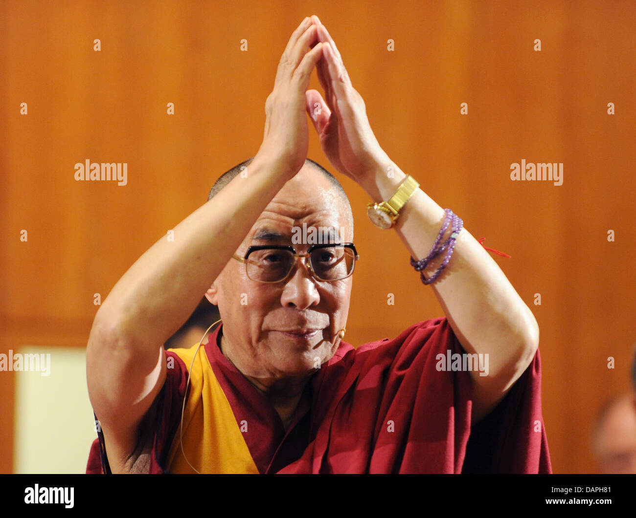 Le chef religieux du peuple tibétain, le Dalaï Lama, prie au Congrès International de la Pleine Conscience à Hambourg, Allemagne, 21 août 2011. Les visites, lauréat du Prix Nobel de la paix de l'Allemagne pour la cinquième fois sur invitation du Centre tibétain de Hambourg. Photo : Angelika Warmuth Banque D'Images