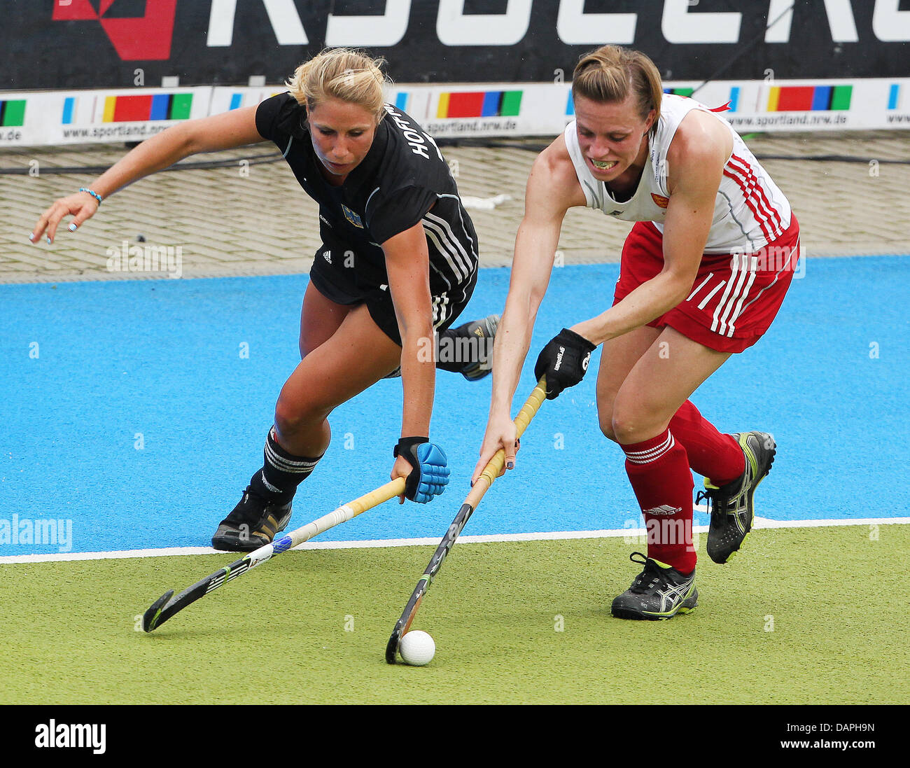 Eileen l'Allemagne Hoffmann (l) se bat pour la balle avec l'Angleterre Anonymus lors d'un groupe de femmes B championnats de hockey européen match entre l'Allemagne et l'Angleterre à l'Hockey Park en Moenchengladbach, Allemagne, 21 août 2011. L'Allemagne a perdu par 0-2. Photo : Roland Weihrauch Banque D'Images