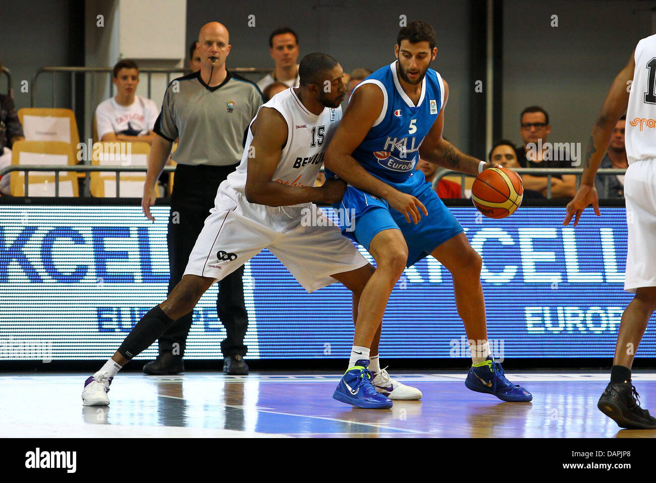 Joueur de basket-ball national de la Grèce Giannis Bourousis (R) posts à  Belgique Didier Mbenga-Illunda au cours de la Supercoupe de Belgique match  Beko Basketball vs. Grèce à Stechert Arena à Bamberg,