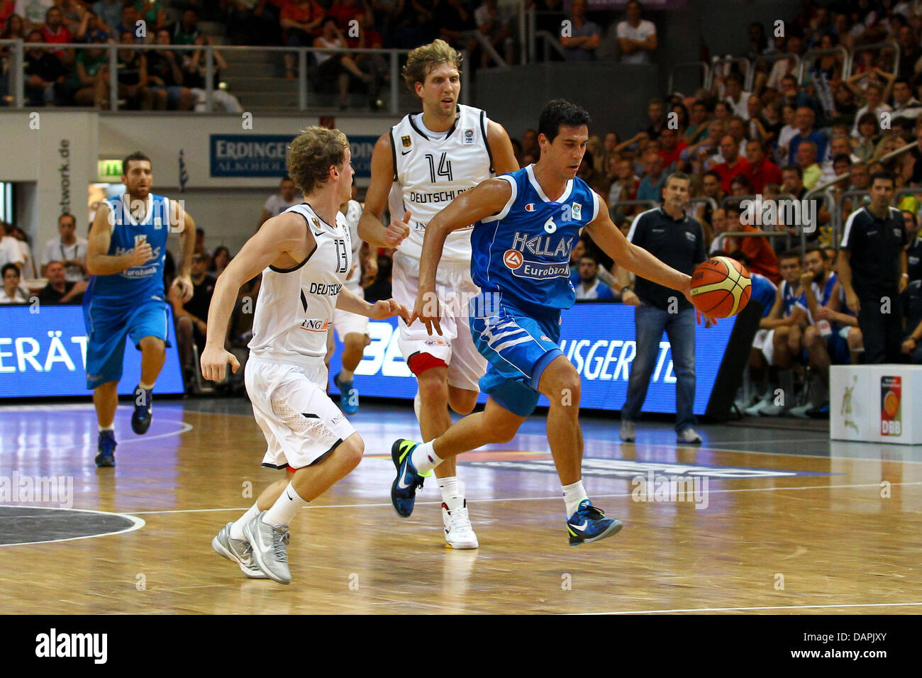 L'Allemagne Dirk Nowitzki (C) et par Guenther (L), est comparée à la Grèce  Nikos Zisis durant la Supercoupe de basket-ball match Beko Allemagne contre  Turquie au Stechert Arena à Bamberg, Allemagne, 20
