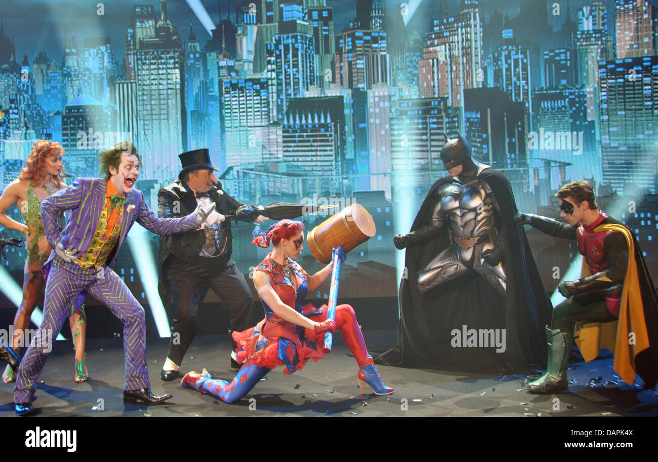 Les acteurs Nick Cour (2-R) comme Batman, Michael Pickering (R) en tant que Robin, Garry Lake (2-L) en tant que joker et d'autres acteurs sont sur scène lors d'une répétition de l'exposition photo 'production' Batman Live in Paris, France, 12 avril 2011. Pendant des décennies Batman se bat contre le mal, maintenant l'action hero fera partie d'un grand spectacle d'action. "Batman Live" stars le héros dans un nouveau liv Banque D'Images