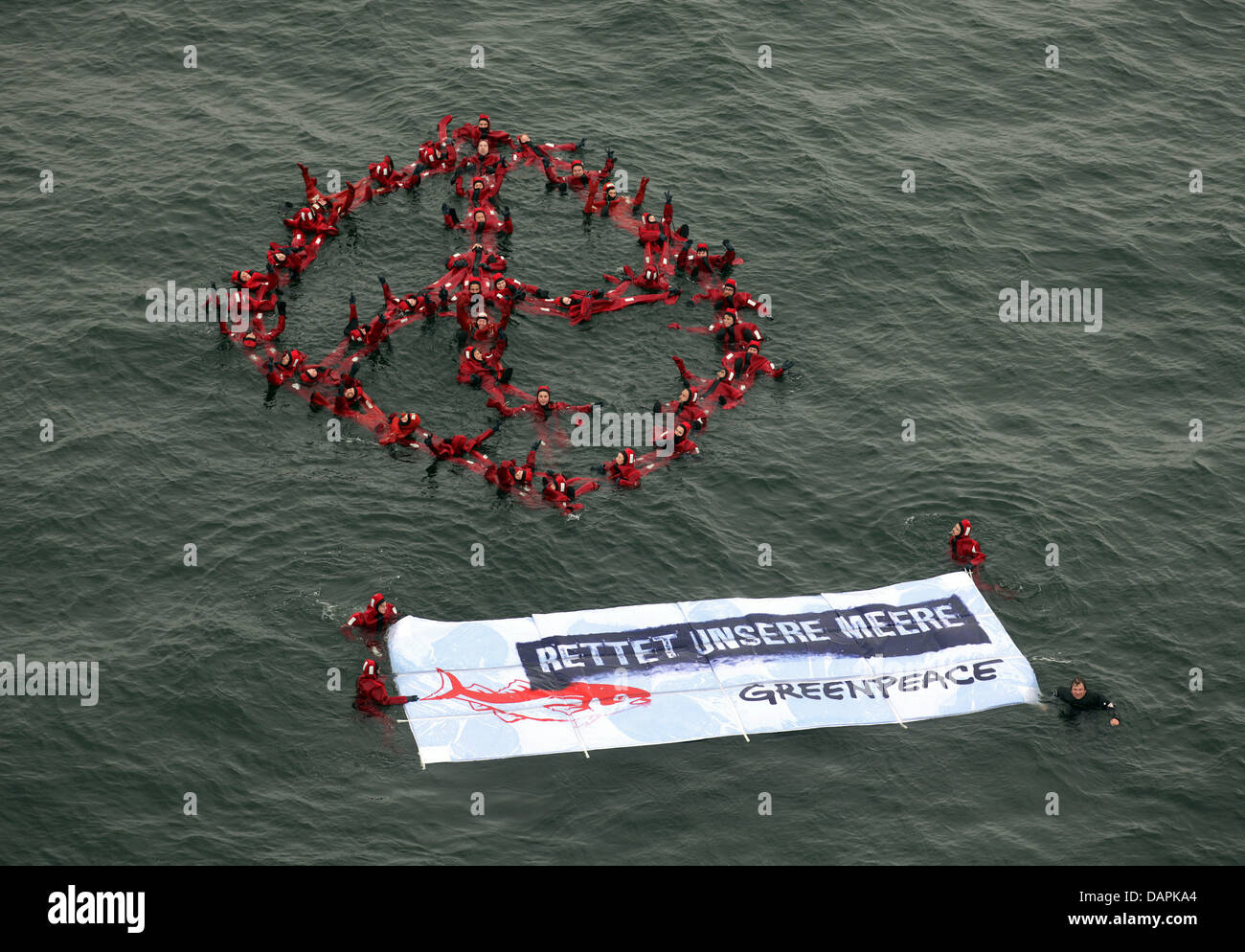 Environ 50 militants de Greenpeace de l'international rescue sign 'SOS' près de Fehmarn, Allemagne, 25 août 2011. À côté de la flotte des militants une bannière disant 'Save' les océans. Les militants en faveur de la protection du marsouin commun et un renouvellement de la politique européenne de la pêche. Photo : Kay Nietfeld Banque D'Images