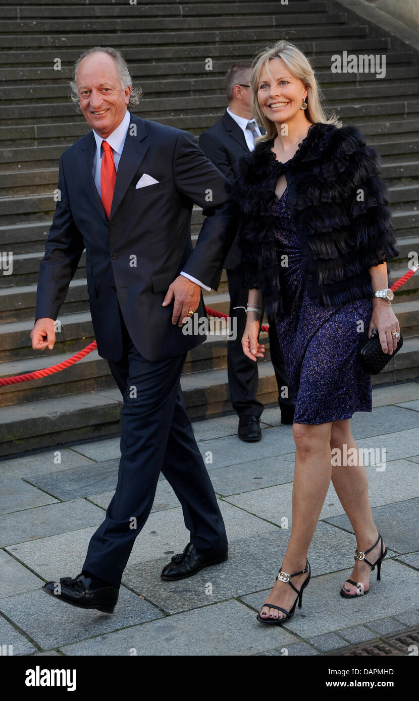 Karl Friedrich Comte von Hohenzollern et sa femme Katharina comtesse von Hohenzollern arrivent pour le concert de charité au Konzerthaus (salle de Concert) à Berlin, Allemagne, 26 août 2011. Le concert de la princesse Kira von Preußen Foundation a lieu à l'occasion du prince Georg Friedrich de Prusse et la princesse Sophie mariage à l'église à Potsdam le 27 août 2011. Photo : Brit Banque D'Images