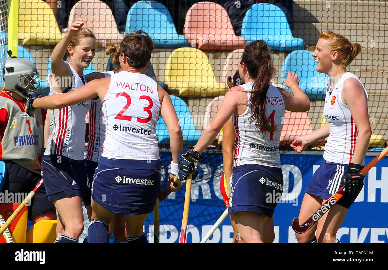 England's Helen Richardson (L-R), Sally Walton, Laura Unsworth et Alex Danson cheer au sujet de gagner l'EuroHockey Nations Championship match pour la troisième place entre l'Angleterre et l'Espagne à l'Hockey-Park à Moenchengladbach, Allemagne, 27 août 2011. L'Angleterre a gagné par 2-1. Photo : ROLAND WEIHRAUCH Banque D'Images