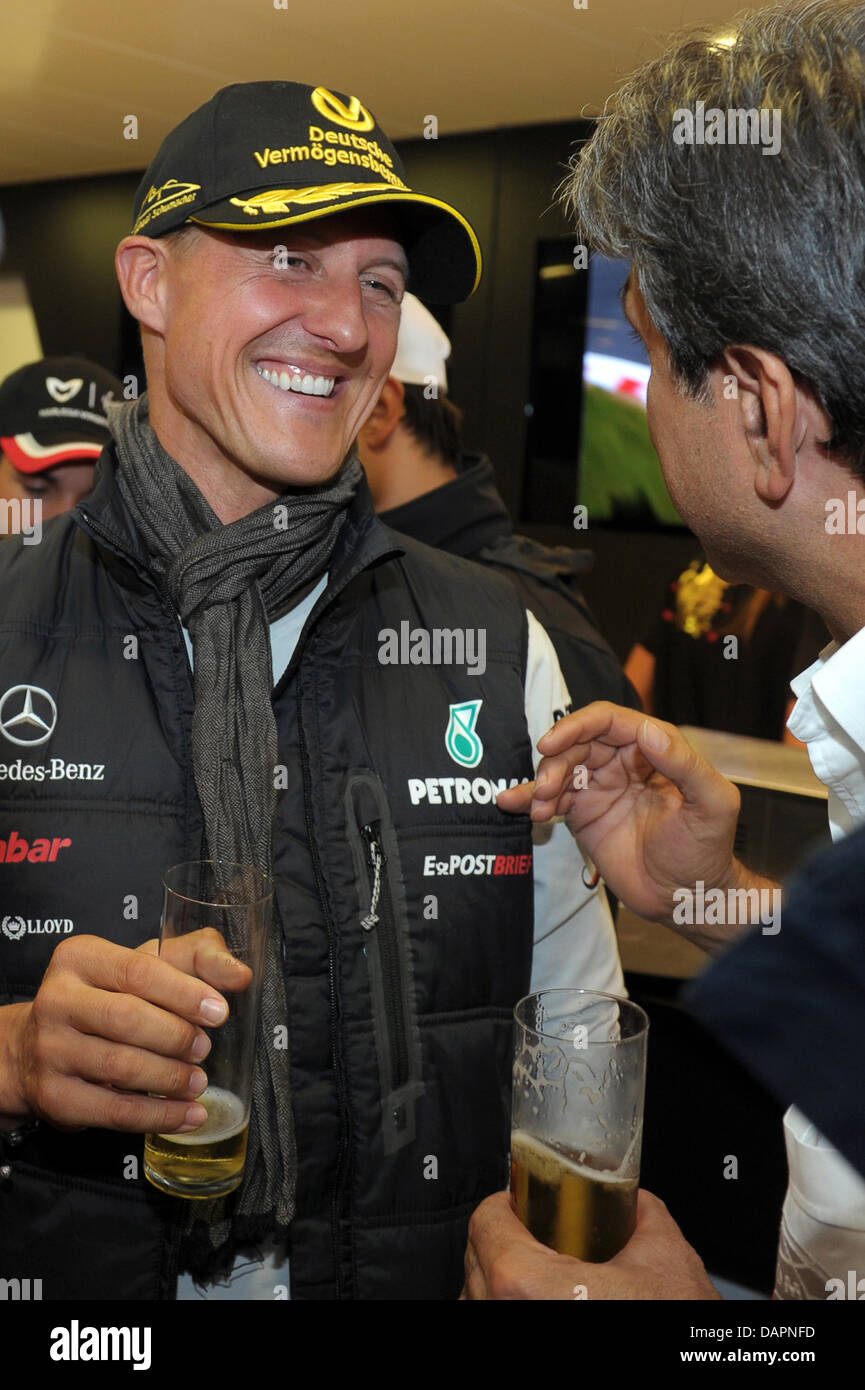 Pilote de Formule 1 allemand Michael Schumacher Mercedes GP de boissons un "Koelsch" Bière à sa fête d'anniversaire dans la Mercedes GP camping au circuit de Spa-Francorchamps près de Spa, Belgique, 27 août 2011. Au GP de Belgique 1991 Michael Schumacher a conduit sa première course de Formule 1 - 20 ans plus tard, il est toujours là. Photo : David Ebener dpa  + + +(c) afp - Bildfunk + + + Banque D'Images