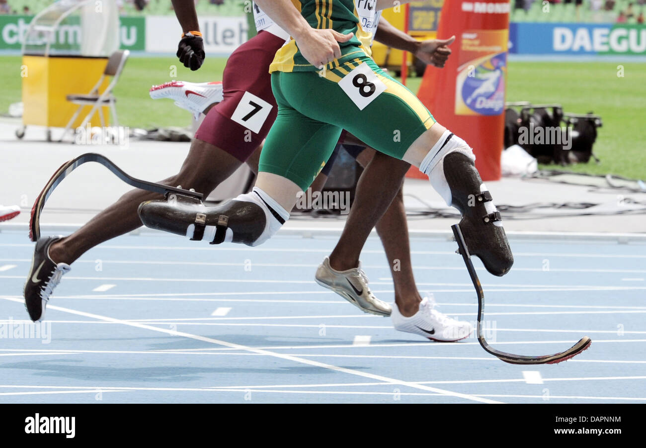 Oscar Pistorius d'Afrique du Sud (R) et du Qatar Palmarès Sources Femi (L) lors de la Men's 400m à la 13e es Championnats du monde d'athlétisme à Daegu, en République de Corée, le 28 août 2011. Photo : Rainer Jensen dpa Banque D'Images