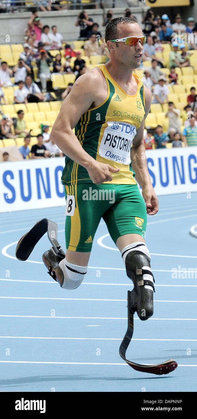 Oscar Pistorius d'Afrique du Sud est en compétition dans l'épreuve du 400m à la 13e es Championnats du monde d'athlétisme à Daegu, en République de Corée, le 28 août 2011. Photo : Rainer Jensen dpa Banque D'Images