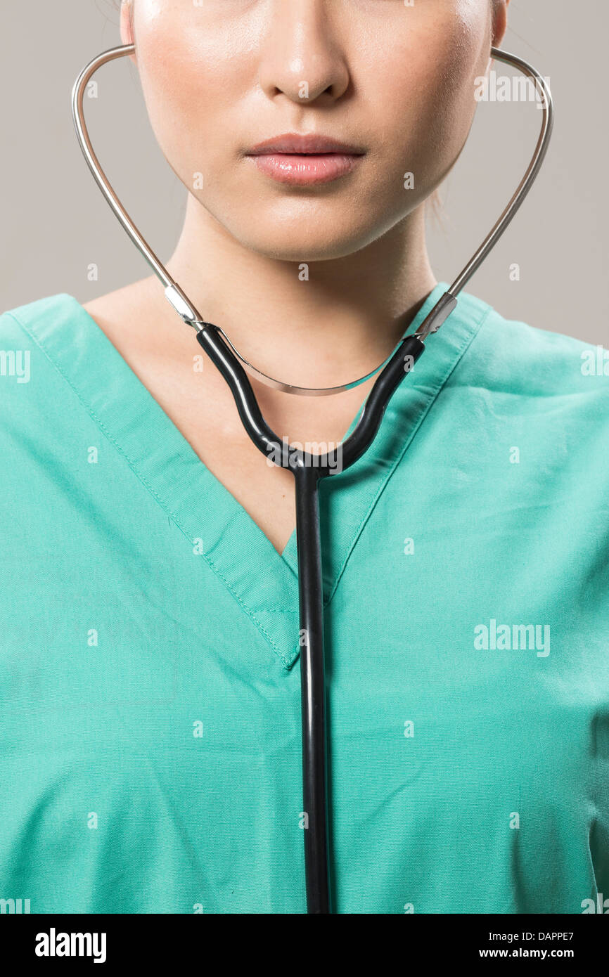 Close up of Chinese Doctor holding stethoscope à poitrine Banque D'Images