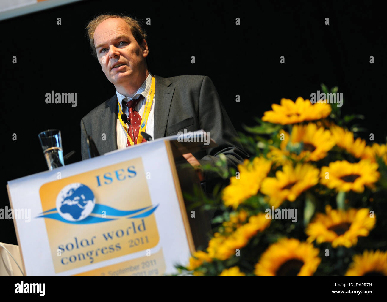 Directeur du Congrès Klaus Vajen (R) prend la parole lors d'une conférence de presse sur le Congrès mondial de l'énergie solaire à Kassel, Allemagne, 29 août 2011. Des centaines de scientifiques internationaux, les politiciens et les entrepreneurs devront répondre au congrès pour discuter de l'évolution. Photo : UWE ZUCCHI Banque D'Images
