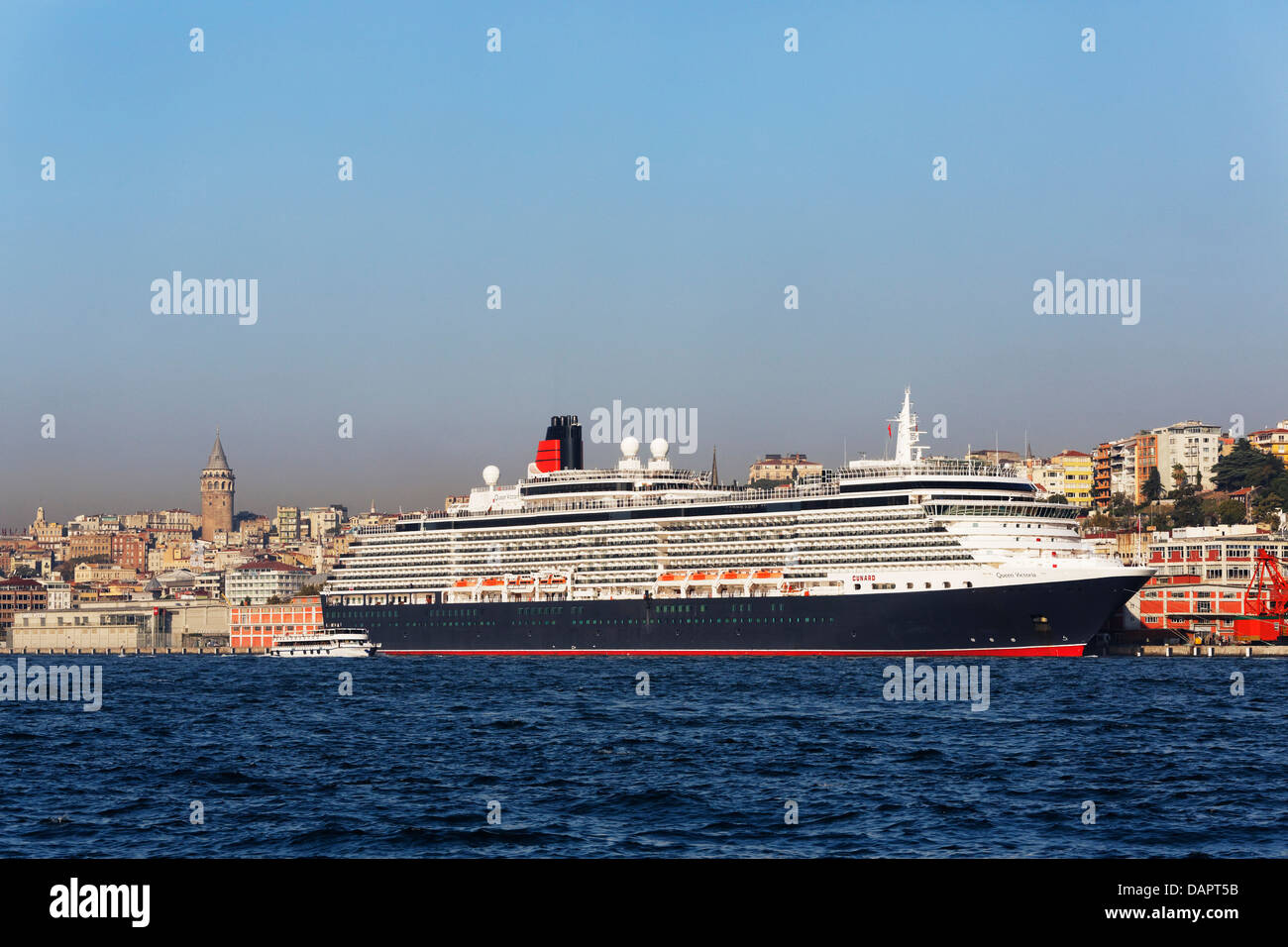 La Turquie, Istanbul, vue de Mme Reine Victoria de croisière sur le Bosphore et la tour de Galata en arrière-plan Banque D'Images