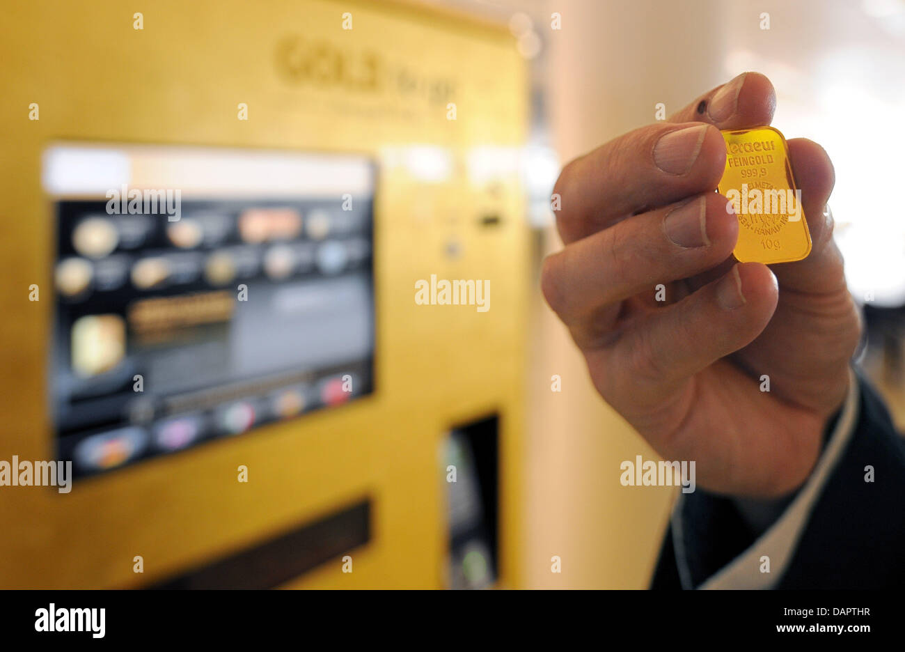 Une petite dizaine de grammes lingot d'or est organisée à l'issue de la  'Gold to go' distributeur automatique est installé à l'aéroport de Brême à  Brême, Allemagne, le 31 août 2011. Sous
