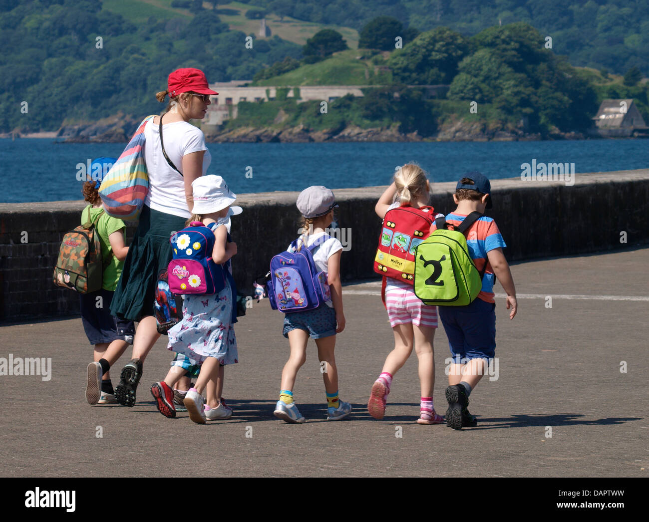 Les jeunes enfants sur une sortie scolaire à la Mount Batten Breakwater, Plymouth, UK 2013 Banque D'Images