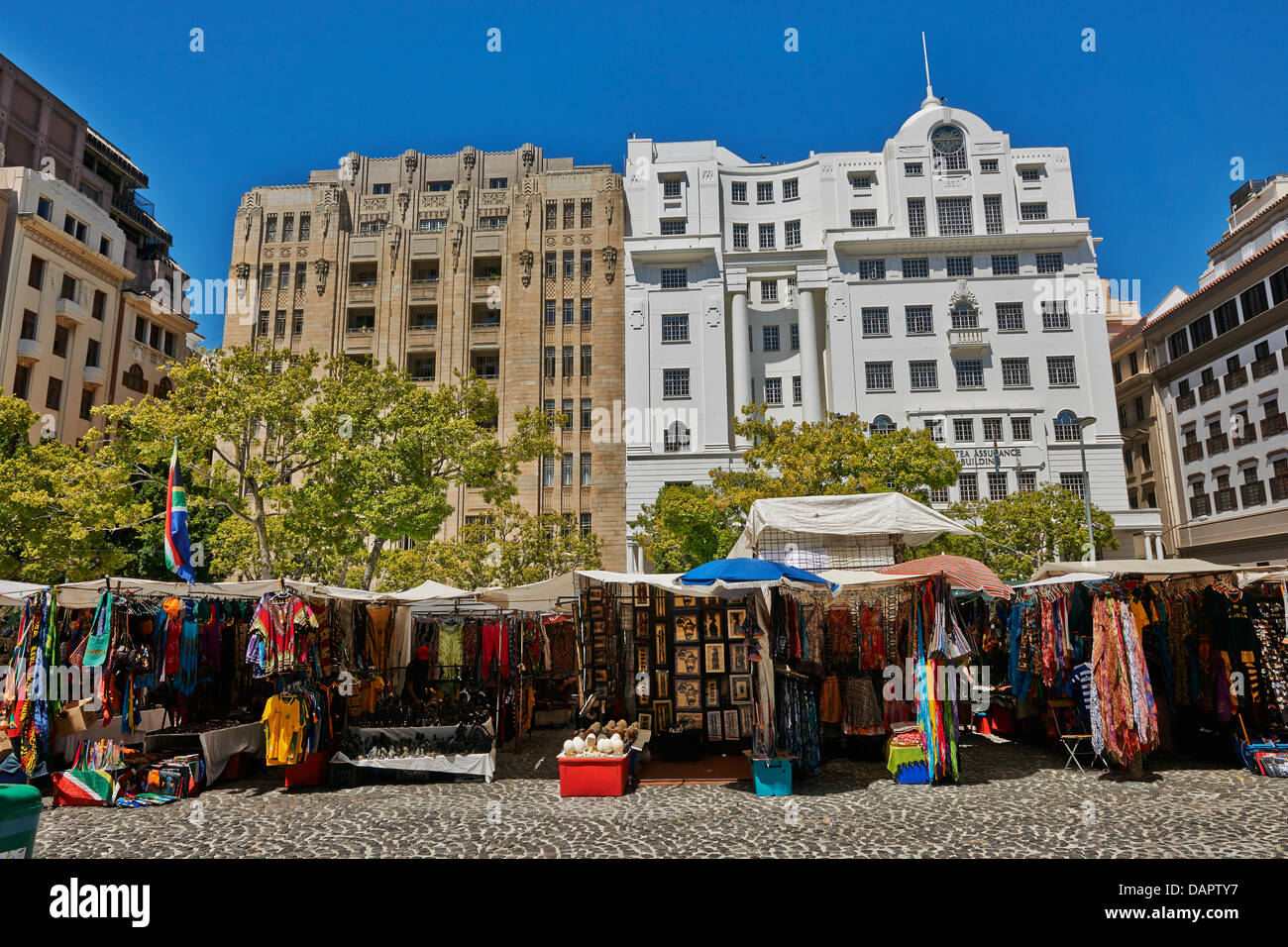 Les étals de marché avec de l'artisanat et souvenirs sur Greenmarket Square, Cape Town, Western Cape, Afrique du Sud Banque D'Images