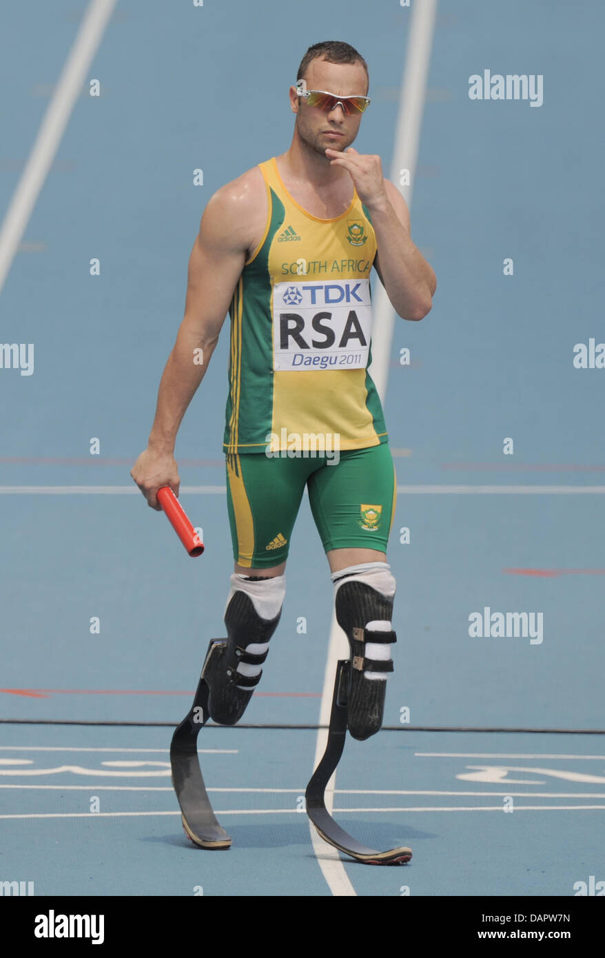 Oscar Pistorius d'Afrique du Sud se prépare en 4x400 mètres chauffe relais à la 13e es Championnats du monde d'athlétisme, à Daegu, en République de Corée, le 28 août 2011. Photo : Rainer Jensen dpa  + + +(c) afp - Bildfunk + + + Banque D'Images