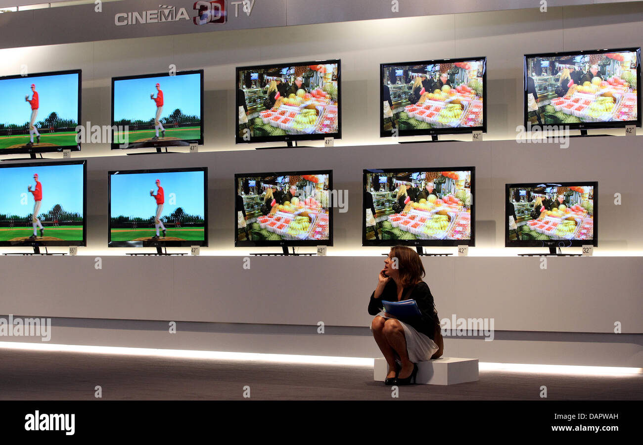 Un salon de télévision 3D montres journaliste dans le cadre du salon IFA de l'halles de foire sous la tour radio de Berlin, Allemagne, 01 septembre 2011. Le salon de l'électronique grand public et de l'électroménager (CDI) est ouvert du 02 jusqu'au 09 septembre. Photo : WOLFGANG KUMM Banque D'Images