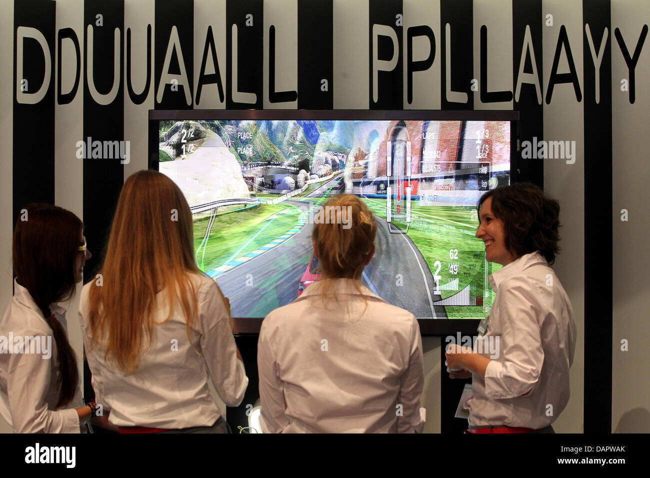 Hôtesses d'essayer les jeux vidéo à la télévision 3D dans le cadre du salon IFA de l'halles de foire sous la tour radio de Berlin, Allemagne, 01 septembre 2011. Le salon de l'électronique grand public et de l'électroménager (CDI) est ouvert du 02 jusqu'au 09 septembre. Photo : WOLFGANG KUMM Banque D'Images