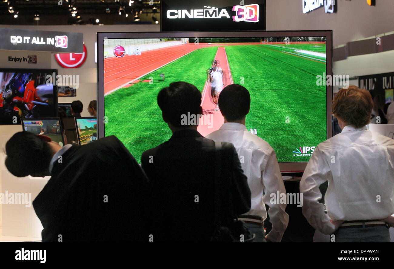 Journalistes suivent une démonstration 3D dans le cadre du salon IFA de l'halles de foire sous la tour radio de Berlin, Allemagne, 01 septembre 2011. Le salon de l'électronique grand public et de l'électroménager (CDI) est ouvert du 02 jusqu'au 09 septembre. Photo : WOLFGANG KUMM Banque D'Images