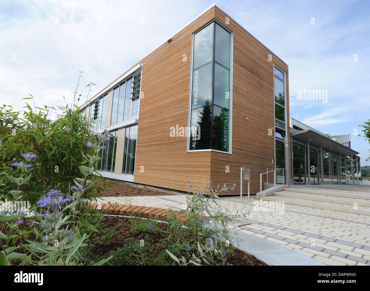 L'étendue et nouvellement reconstruit l'école Albertville est perçu avant le retour de la communauté scolaire à Winnenden, Allemagne, 02 septembre 2011. Après l'école avait quitté le bâtiment après une tuerie d'un élève, il sera de retour à son ancien emplacement au début de la nouvelle année scolaire. Photo : FRANZISKA KRAUFMANN Banque D'Images