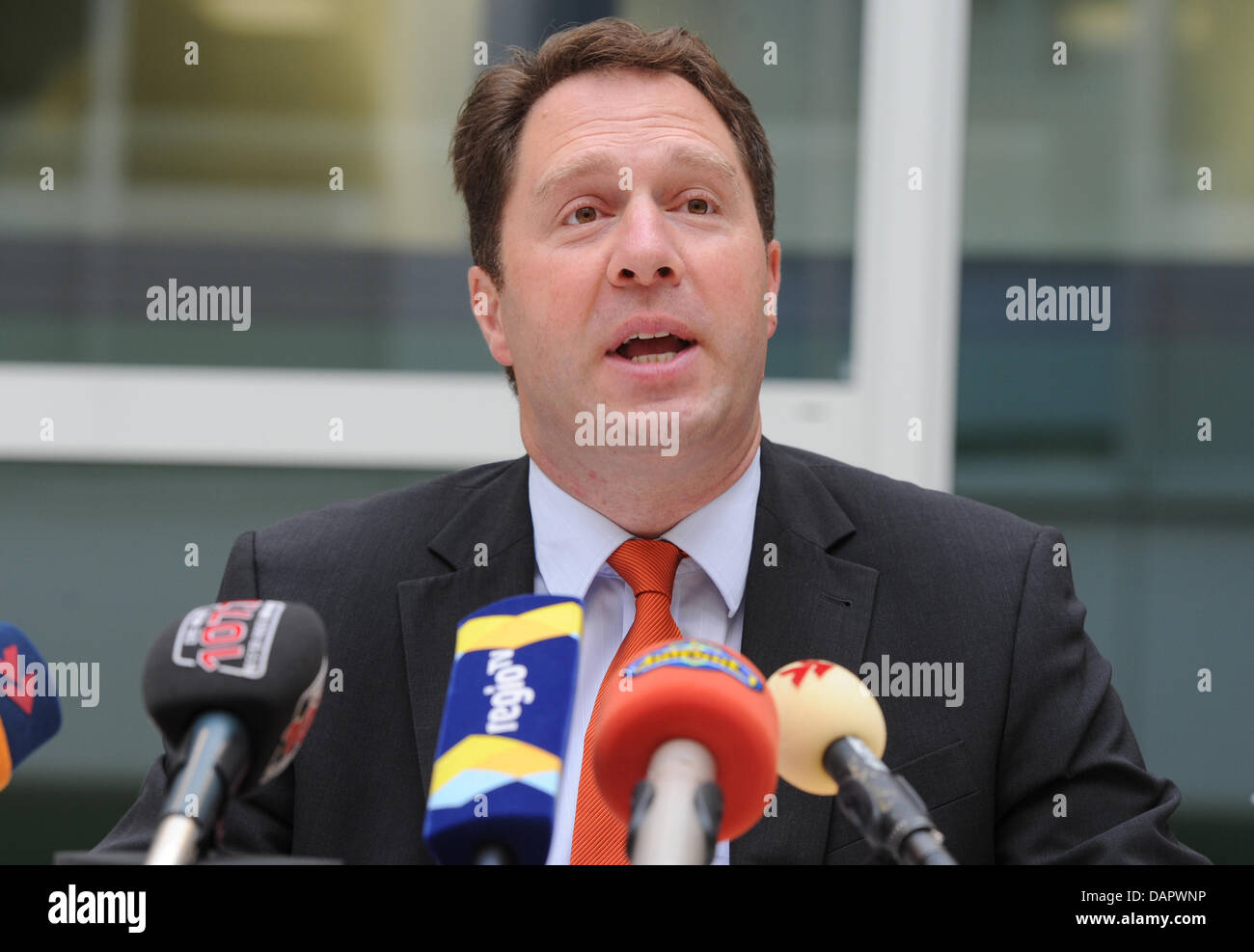 Maire de Winnenden, Hartmut Holzwarth, réponses question sur le retour dans l'étendue et nouvellement reconstruit l'école Albertville à Winnenden, Allemagne, 02 septembre 2011. Après l'école avait quitté le bâtiment après une tuerie d'un élève, il sera de retour à son ancien emplacement au début de la nouvelle année scolaire. L'intérieur de l'école et pendant qu'il essayait de s'échapper le 17-year-old Tim K Banque D'Images