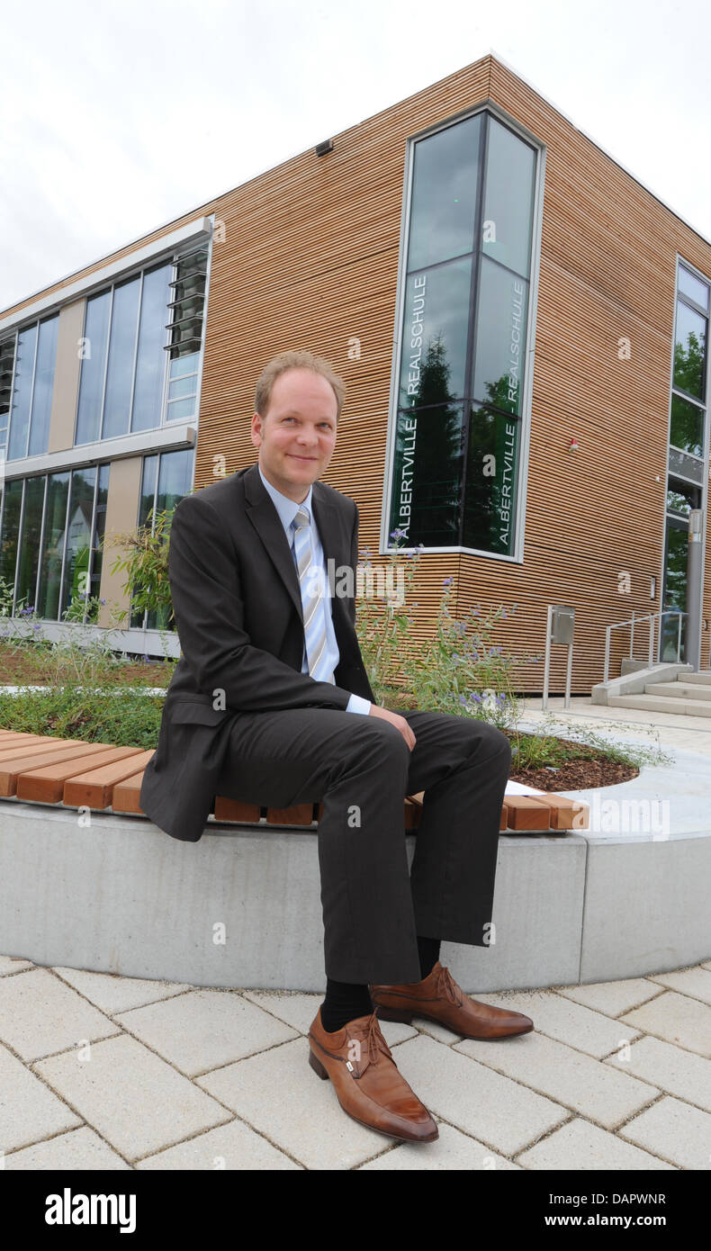 Directeur de l'école d'Albertville, Sven Kubick, est assis en face de l'école nouvellement reconstruite et élargie à Winnenden, Allemagne, 02 septembre 2011. Après l'école avait quitté le bâtiment après une tuerie d'un élève, il sera de retour à son ancien emplacement au début de la nouvelle année scolaire. L'intérieur de l'école et pendant qu'il essayait de s'échapper le 17-year-old Tim K. abattu 15 personnes et himse Banque D'Images