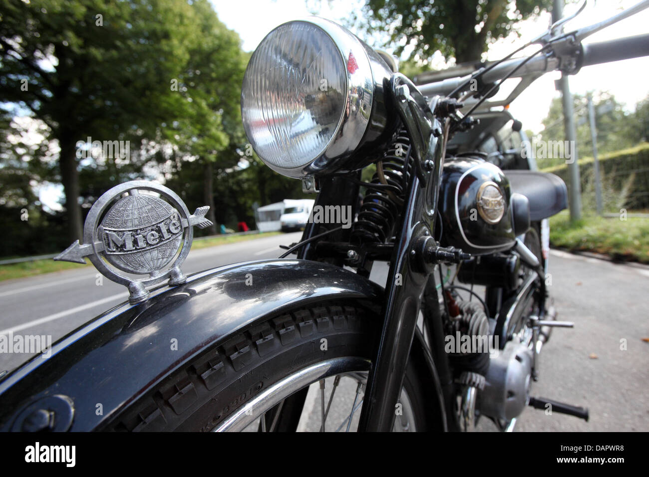 Moto 'Miele 98" (de 1951) est vu dans le parc de la ville de Hambourg,  Allemagne, 02 septembre 2011. Du 03 au 04 septembre 2011 plus de 350  voitures et motos de