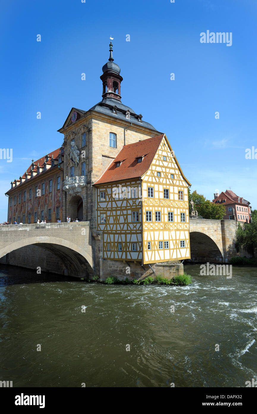le-soleil-brille-sur-l-ancien-h-tel-de-ville-de-bamberg-allemagne-01