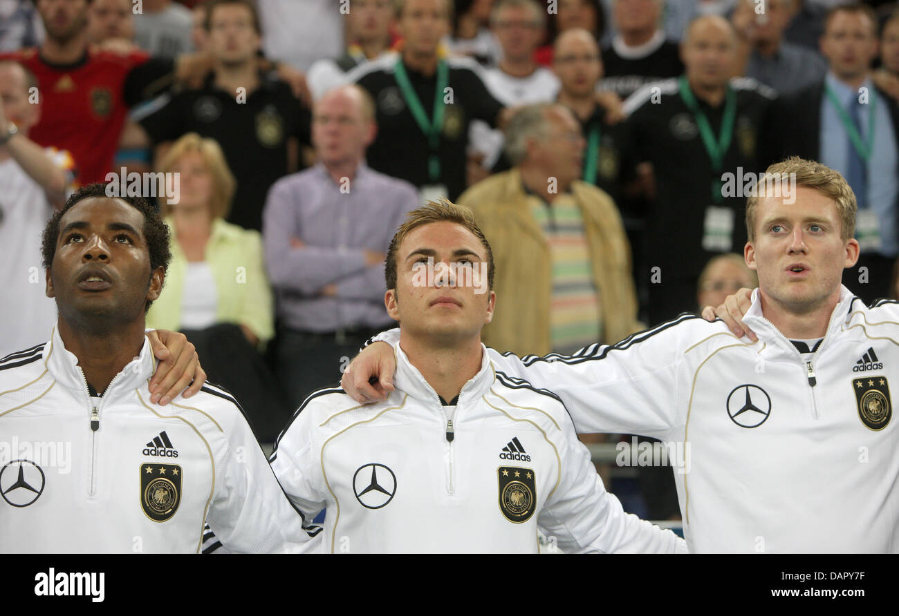 L'Allemagne Cacau (L-R), Mario Götze et Andre Schürrle chanter l'hymne national du banc de remplacement avant l'EURO 2012 match de qualification du groupe A L'Allemagne contre l'Autriche à l'Arena Auf Schalke 04 à Gelsenkirchen, Allemagne, 02 septembre 2011. Foto : Rolf Vennenbernd dpa Banque D'Images