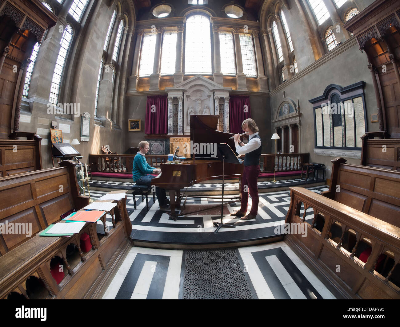 Les musiciens dans la chapelle d'Hertford College, Oxford - fisheye view 2 Banque D'Images