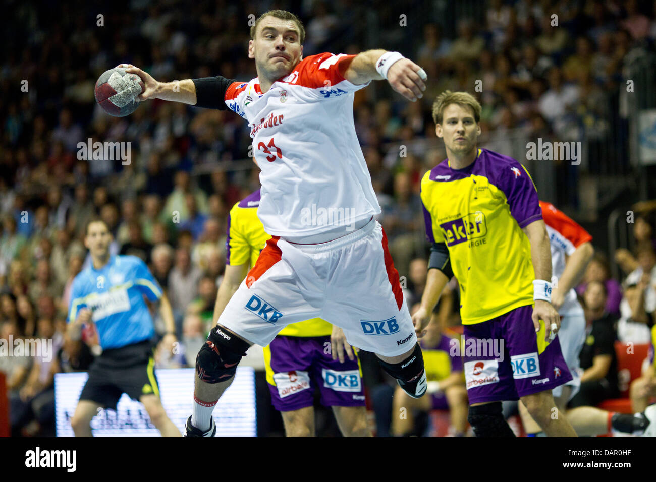 Bartosz Jurecki de Magdebourg lance la balle lors d'un match de hand du SC Magdeburg contre Berlin Fuechse à Magdebourg, Allemagne, 6 septembre 2011. Photo : Jens Wolf Banque D'Images