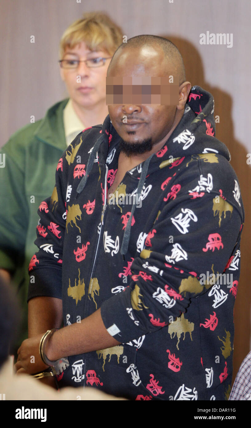 L'accusé Ahmed A. est à l'intérieur de la salle d'audience de la cour d'état dans la région de Gera, Allemagne, 08 septembre 2011. Cinq trafiquants de drogue présumés ont à subir un procès à Gera en tant qu'ils sont soupçonnés d'avoir vendu en contrebande et 2,8 tonnes de drogue à mâcher le khat en Allemagne et à l'étranger. Photo : BODO SCHACKOW Banque D'Images