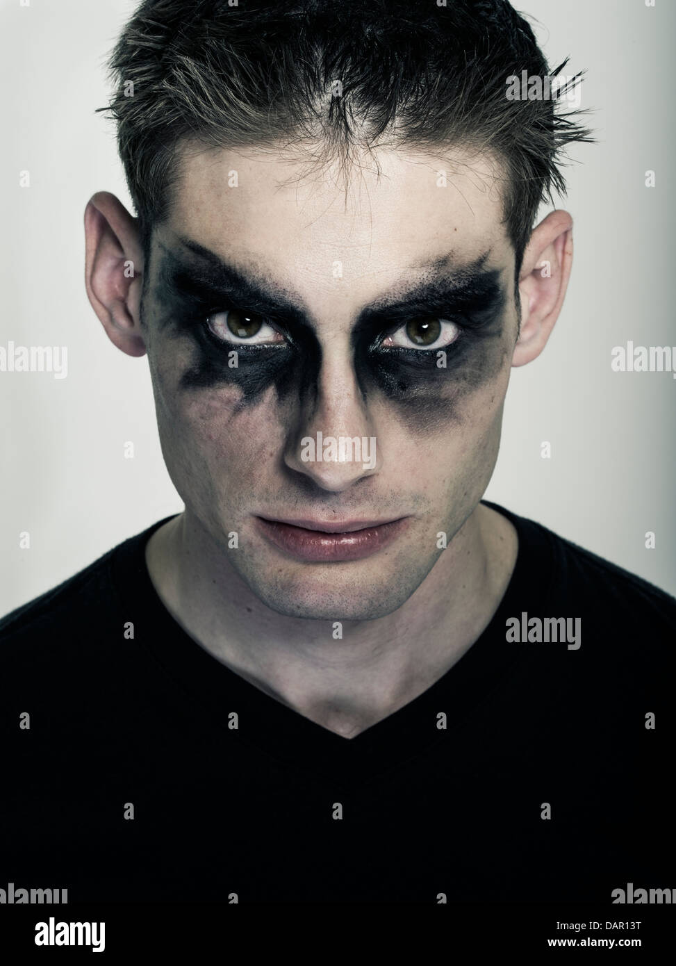 Goth masculin - homme dans un miroir, sous-culture punk goth Banque D'Images