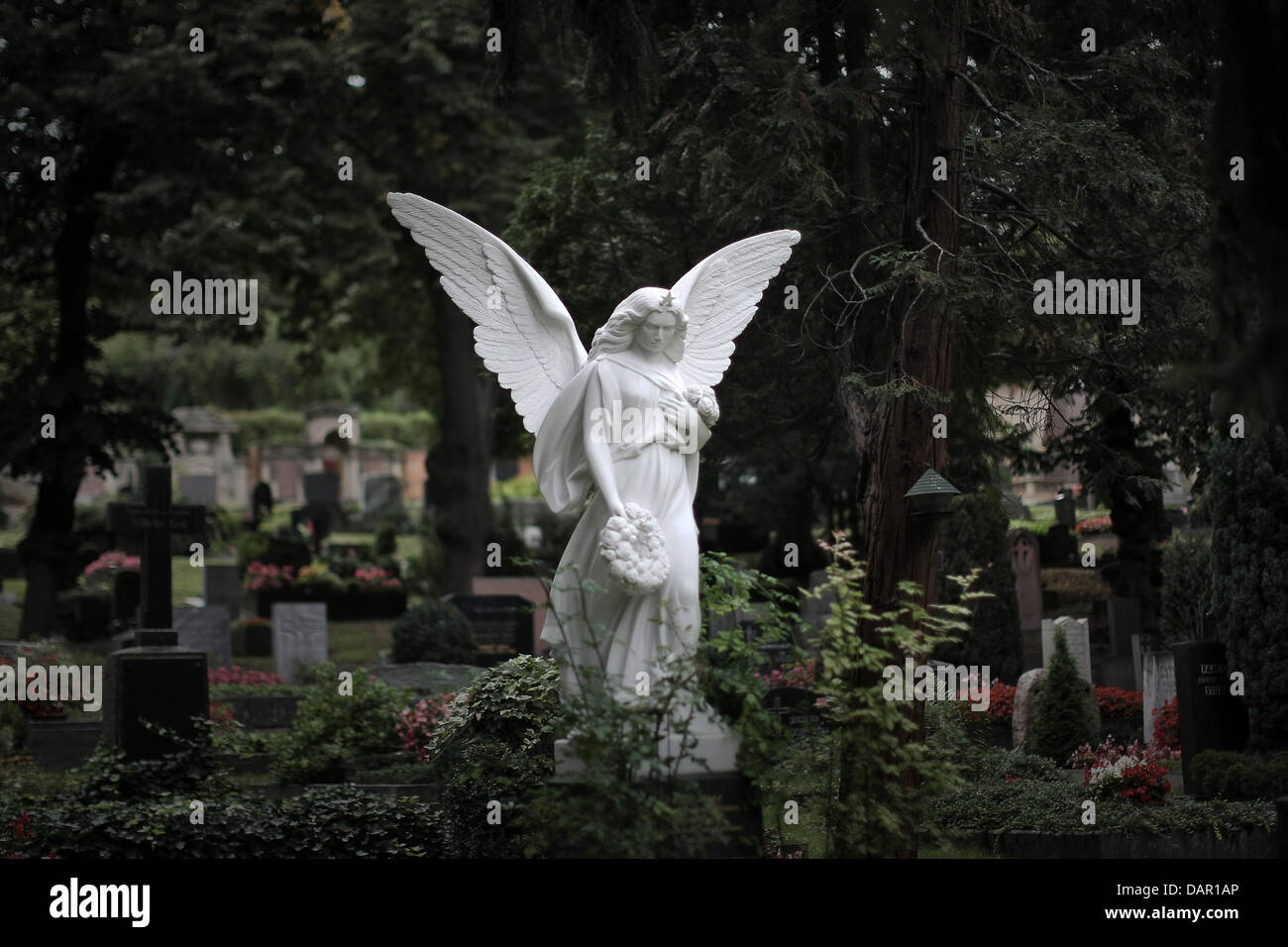 Un petit ange est assis sur une tombe au cimetière principal de Mayence, Allemagne, 07 septembre 2011. L'association des administrateurs de cimetière (VFD) se réunissent pour une conférence à Coblence, en Allemagne et l'un des thèmes est la façon dont le service de l'administration locale cimetière peut être mieux annoncé. Photo : Fredrik von Erichsen Banque D'Images