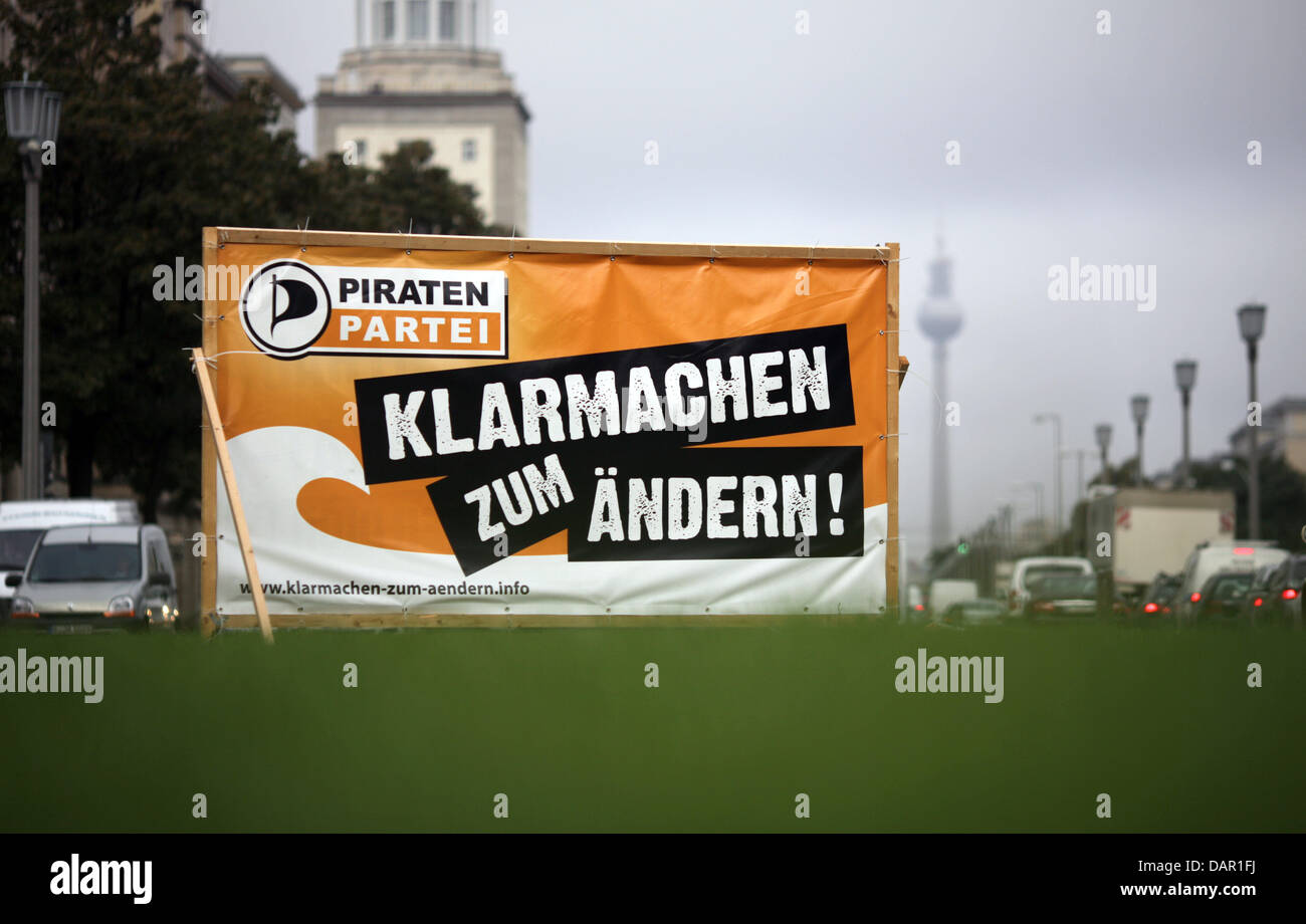 La campagne électorale affiche électorale du Parti Pirate est vu dans  Berlin-Friedrichshain, Germayn, 09 septembre 2011. Le Parti pirate a de  bonnes chances de faire partie d'un parlement de l'Etat pour la