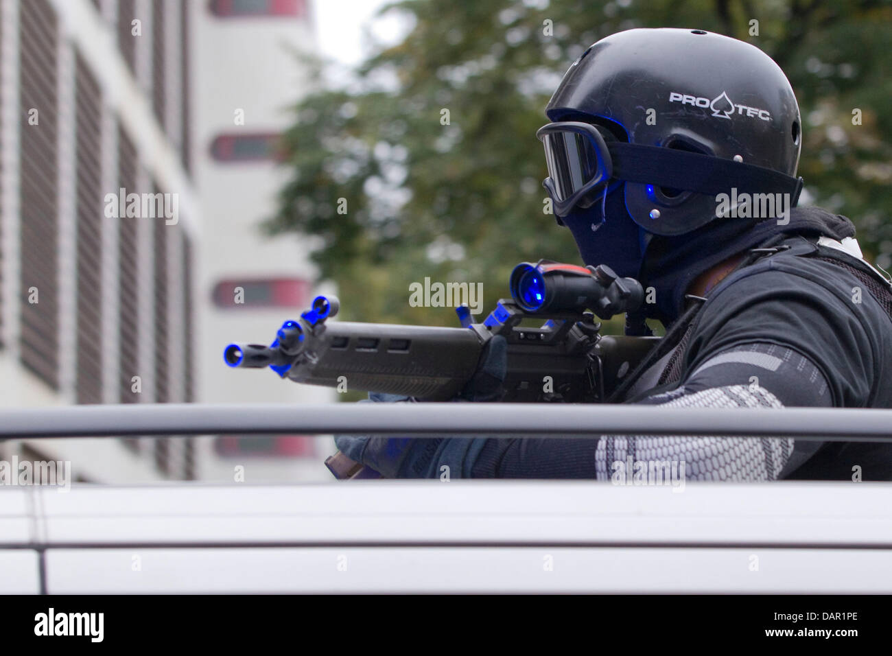 Les dirigeants d'une équipe SWAT entrez le centre de détention de Moabit à Berlin, Allemagne, 09 septembre 2011. Un représentant de la police a déclaré que les deux terroristes présumés qui ont été arrêtés et interrogés par la police le 08 septembre sont maintenant remis à la juge. Le juge décidera si les hommes restent en détention ou seront libérés. Photo : Michael Kappeler Banque D'Images