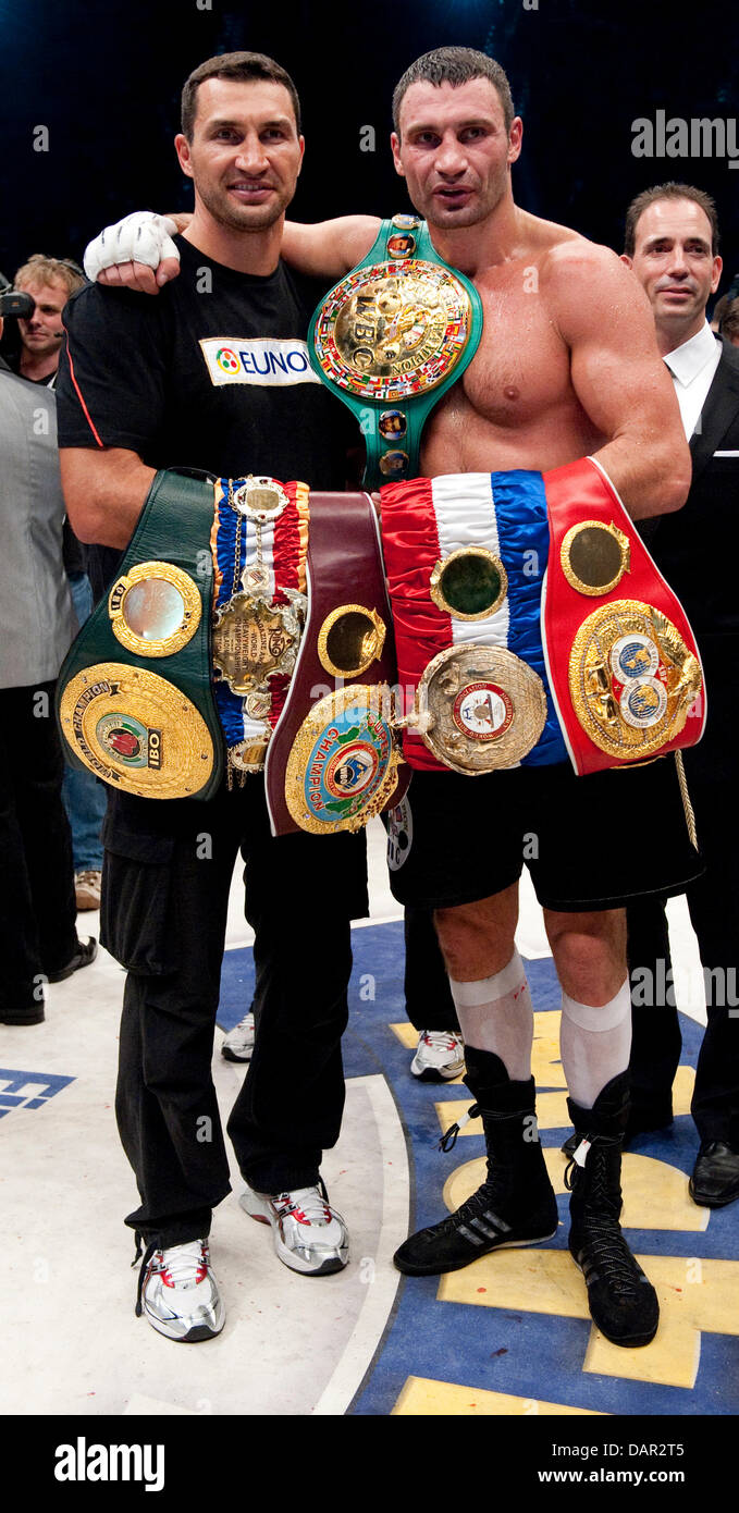 Vitali Klitschko (R) de l'Ukraine et son frère Wladimir Klitschko (L)  présenter leurs ceintures de championnat après le championnat du monde poids  lourds WBC Vitali Klitschko de lutte entre l'Ukraine et Tomasz