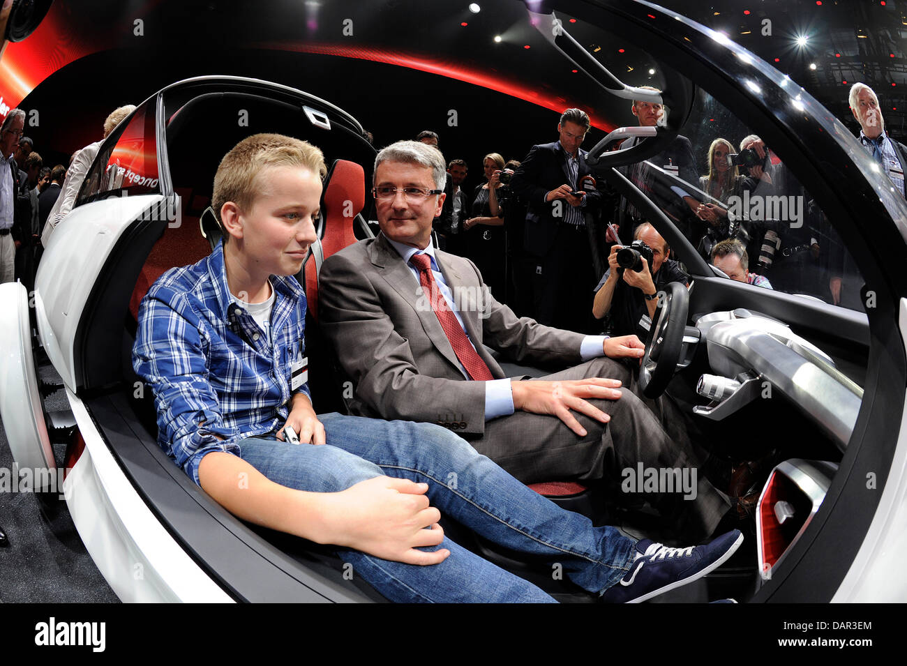 Président du constructeur automobile Audi, Rupert Stadler, est assis à l'intérieur de l'Audi urban concept' à côté d'un jeune amant voiture lors de l'aperçu du Salon International de l'automobile IAA de Francfort/Main, Allemagne, 11 septembre 2011. Du 15 au 25 septembre 2011 exposants du monde entier présenteront les nouvelles tendances de l'industrie automobile, dirigé par mobilité électronique et des véhicules hybrides. Banque D'Images