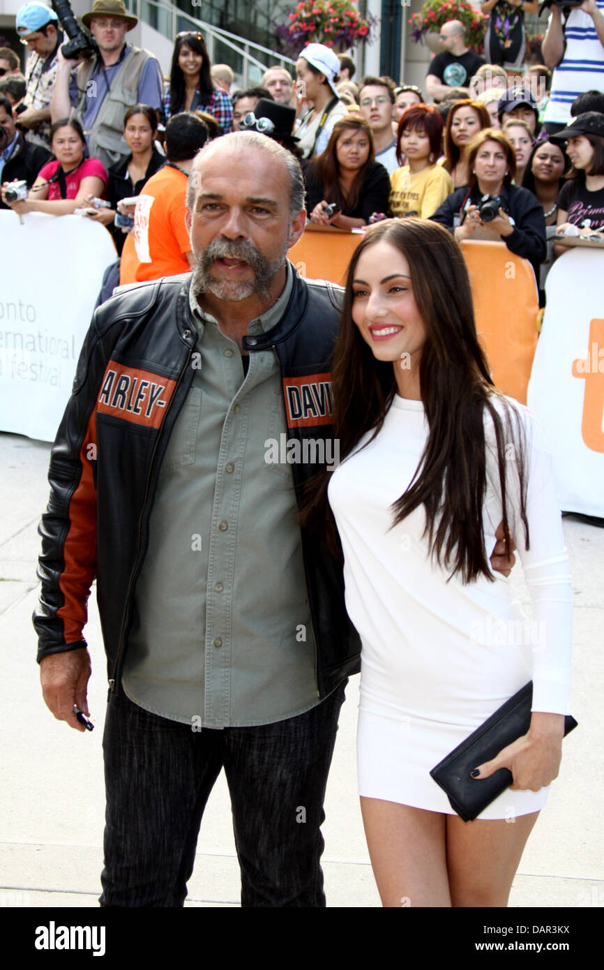 Film la vie réelle objet Sam Childers et l'actrice Elizabeth Di Prinzio assister à la première de "Machine Gun Preacher" pendant le Festival International du Film de Toronto, TIFF, au Roy Thomson Hall à Toronto, Canada, le 11 septembre 2011. Photo : Hubert Boesl Banque D'Images