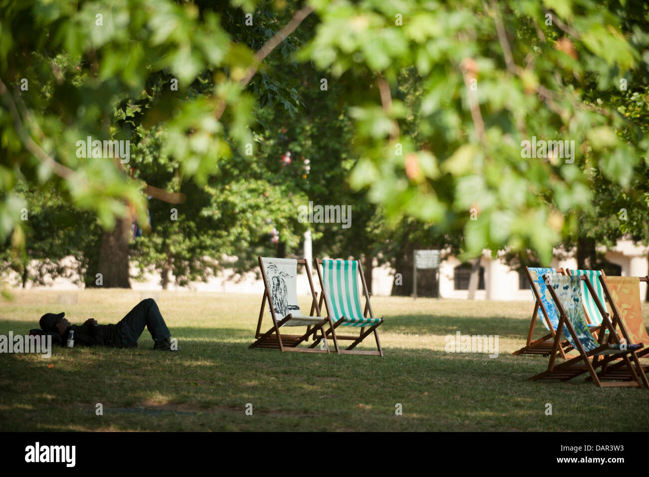 Londres, Royaume-Uni. 17 juillet, 2013. Transats assemblés dans St James's Park. Un niveau 3 d'alerte canicule a été publié aujourd'hui dans la région, la journée la plus chaude de l'année. Credit : Malcolm Park/Alamy Live News Banque D'Images