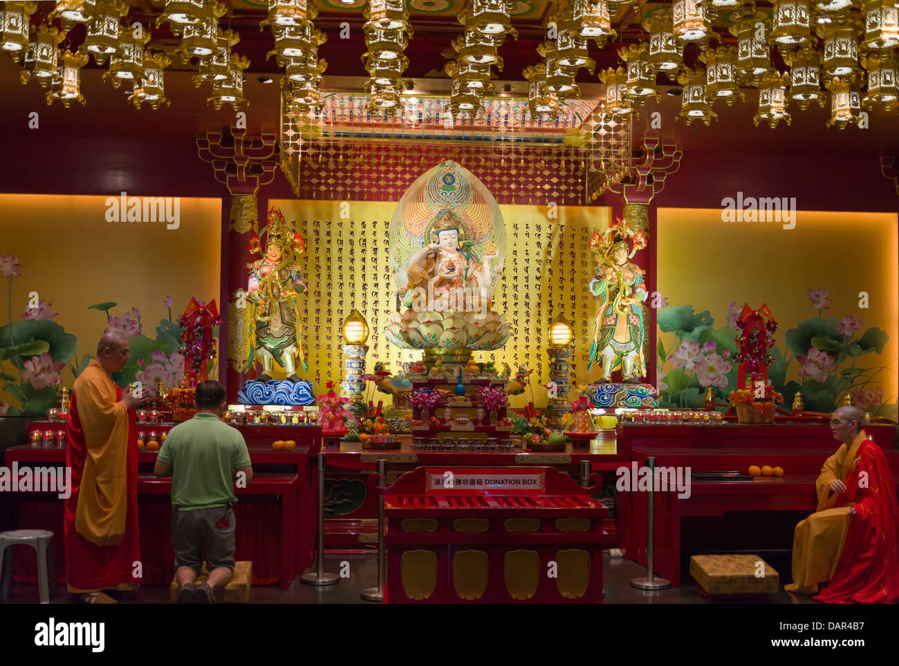 Les dévots à Buddha Tooth Relic Temple and Museum, Singapour Banque D'Images