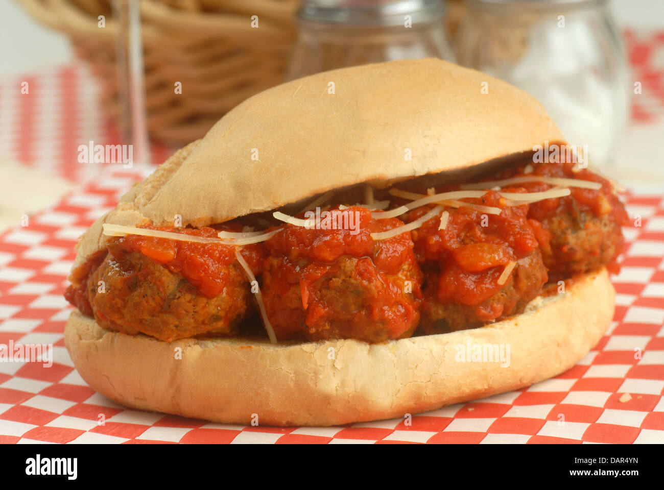 Meatball délicieux sandwich avec sauce marinara, du fromage et du vin. Banque D'Images